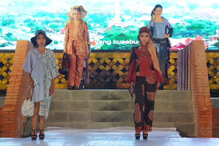 Gelaran-Mojo-Batik-Festival-di-Alun-alun-Mojokerto-a.jpg