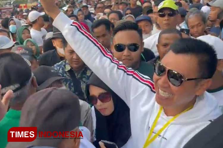 Abah Anton dalam sebuah acara olahraga di Jl Ijen bersama ratusan ribu warga. (Foto: Dok TI)