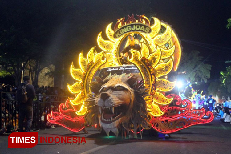 Penampilan salah satu peserta di Kediri Nite Carnival 2023 (Foto: Yobby/Times Indonesia)