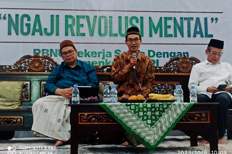 Para narasumber dari PBNU dan Kemenko PMK membedah Revolusi Mental di Pondok Pesantren Miftachussunnah, Kedungtarukan Surabaya, Minggu (8/10/2023). (FOTO; Dok.Media Center PWNU Jatim)