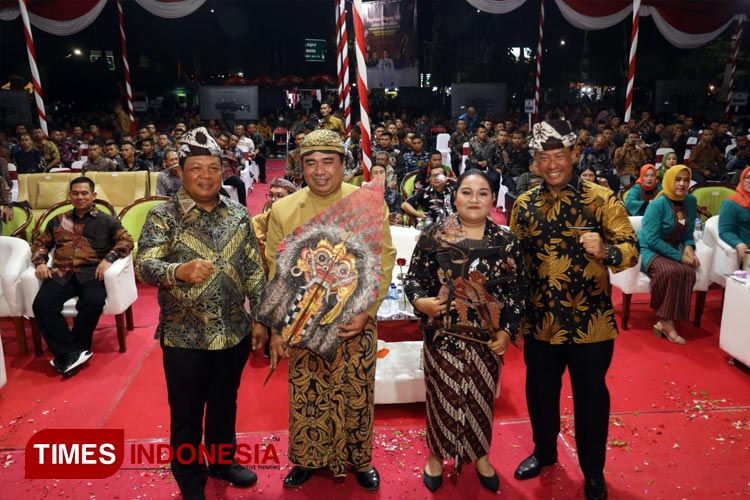 Pangdam V Brawijaya Mayjen TNI Farid Makruf saat menghadiri acara Pagelaran wayang di Korem 084/BJ. (FOTO :Pendam V Brawijaya for TIMES Indonesia)  