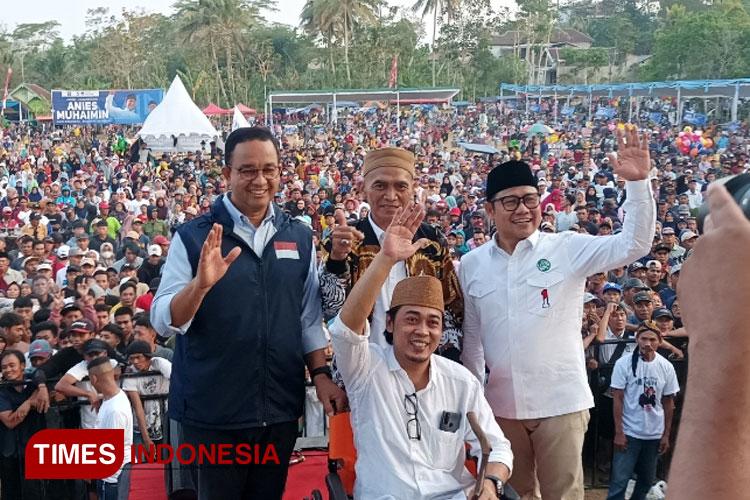 Paslon AMIN bersama lautan manusia di Pasar Rakyat Sumawe. (Foto: Binar Gumilang/TIMES Indonesia).