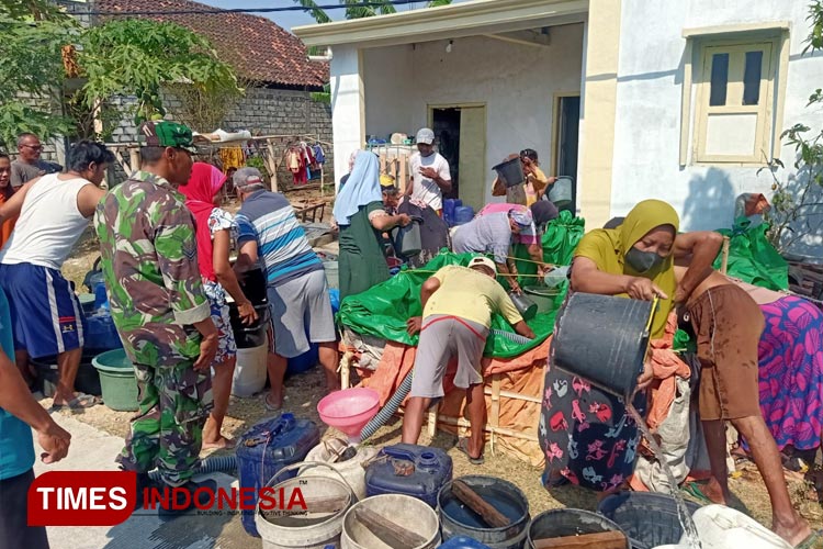 Babinsa Sertu Nur Khosim dari Koramil 0812/04 Tikung, Kodim 0812 Lamongan, turut serta dalam upaya membantu distribusi air bersih kepada warga Desa Soko, Kecamatan Tikung, Kabupaten Lamongan. (FOTO: Pendim Lamongan for TIMES Indonesia)