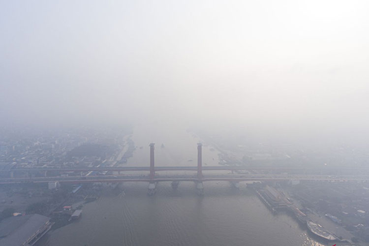 Foto udara yang menunjukkan kabut asap di atas jembatan Ampera Palembang, Sumatra Selatan. (Foto: Antara)