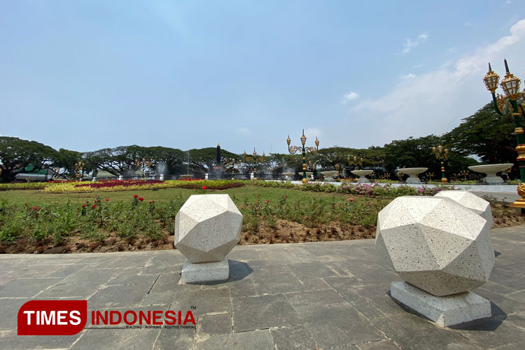 Alun-alun-tugu-Kota-Malang-a.jpg