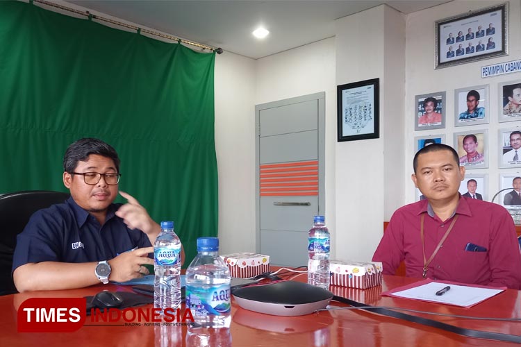 Branch Office Head BRI Bonfang, Pandu Ksuma Wardhana menjelaskan kondisi debitur Jaffar Sidyk kepada awak media (Foto: Kusnadi/TIMES Indonesia)