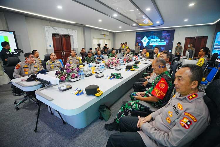 Kapolri dan Panglima TNI saat melakukan peninjauan kesiapan KTT AIS Forum 2023 di venue Bali Internasional Convention Centre (BICC). (Foto: Humas Polda Bali)