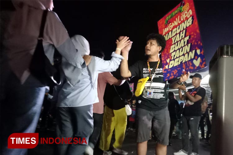 Konser Ruang Bermusik Tasikmalaya Berjalan Sukses, Kru Ruang Ide Bentangkan Poster Apresiasi