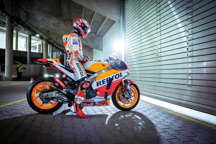 Rider Honda Racing Corporation (HRC) Marc Marquez sedang menunggu tirai terbuka. (FOTO: Michael Berns)