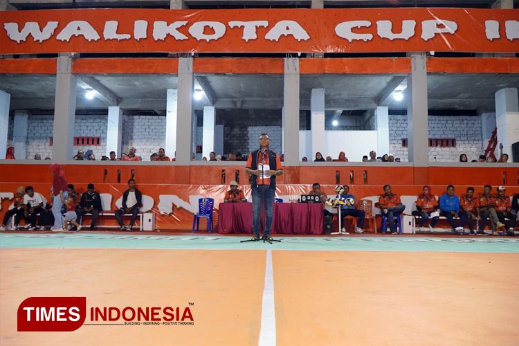 Wakil Wali Kota Tidore Kepulauan Muhammad Sinen saat menyampaikan sambutan pembukaan Turnamen Bola Voli Walikota Cup II 2023, Senin (9/10/2023). (FOTO: Harianto/TIMES Indonesia)