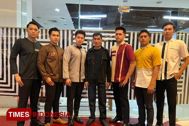 Owner Ardi Management Modelling School Meidijanto (tengah) bersama para model, Minggu (8/10/2023). (FOTO: Lely Yuana/TIMES Indonesia)