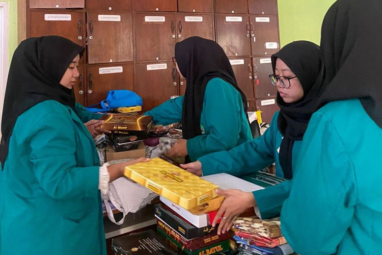 Mahasiswa PPL Unisma Malang mendampingi kegiatan keagamaan di SMPN 13 Malang. (FOTO: AJP TIMES Indonesia)