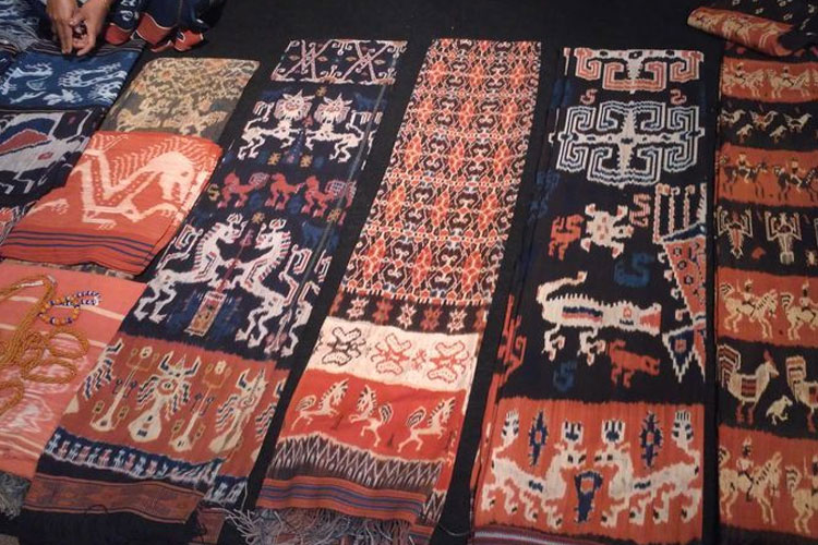 Tenun ikat Sumba Timur dengan keaslian pewarna alami. (FOTO: Dok Wisata Budaya Sumba)