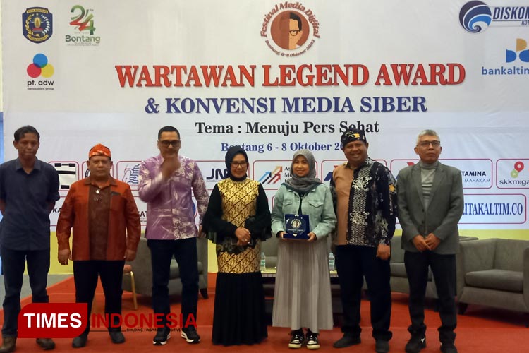 Wartawan Legend dan Stakeholder yang hadir dalam kegiatan Wartawan Legend Award dan Festival Media Siber di Bontang. (FOTO: Kusnadi/ TIMES Indonesia) 