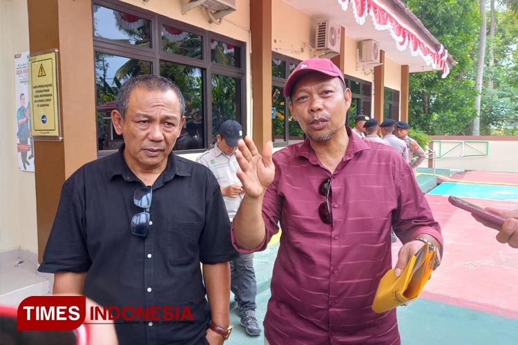 Koordinator Aksi Andi Abdu Haris Basri dan Pemilik Agunan Jafar Sidyk ditemui awak media di pengadilan negeri Bontang (Foto: Kusnadi/TIMES Indonesia)