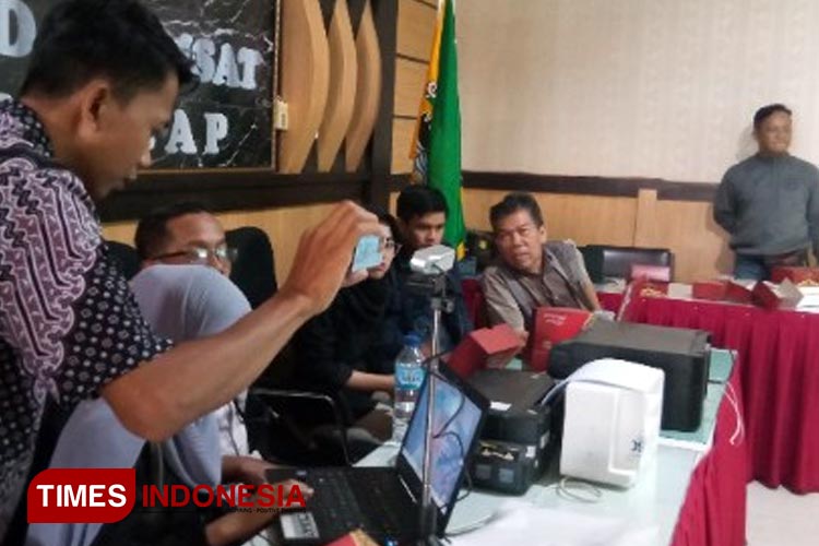 Petugas dari BUMDes dan BPR-BKK sedang membuka aplikasi Laku Pandai. (FOTO: Estanto Prima Yuniarto/TIMES Indonesia)