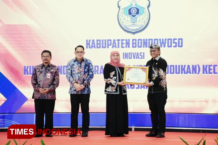 PJ Bupati Bondowoso Bambang Soekwanto saat menerima penghargaan dari Pemerintah Provinsi Jawa Timur (FOTO: Cha For TIMES Indonesia)
