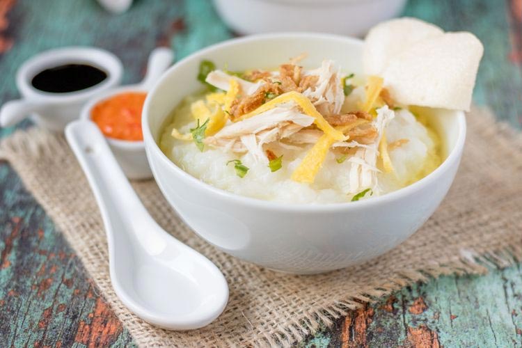 Bubur ayam salah satu menu sarapan sehat ala Indonesia. (Foto: Shutterctock)