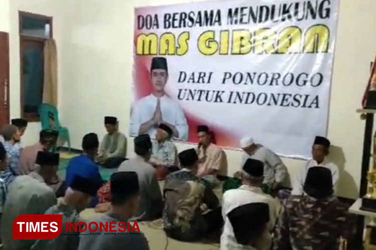 Warga Ponorogo gelar doa bersama dukung Gibran Rakabuming Raka maju menjadi Cawapres di Pilpres 2024. (Foto:M Toha/TIMES Indonesia)