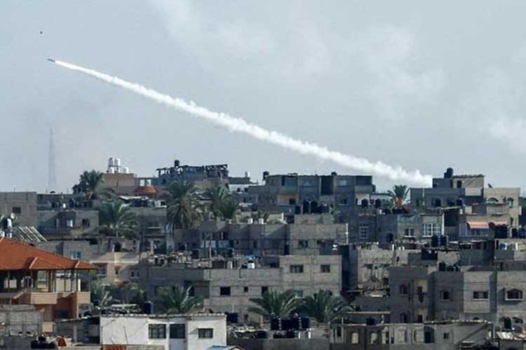 Hamas melakukan serangan terhadap Israel lewat jalur Gaza. (FOTO: Reuters)