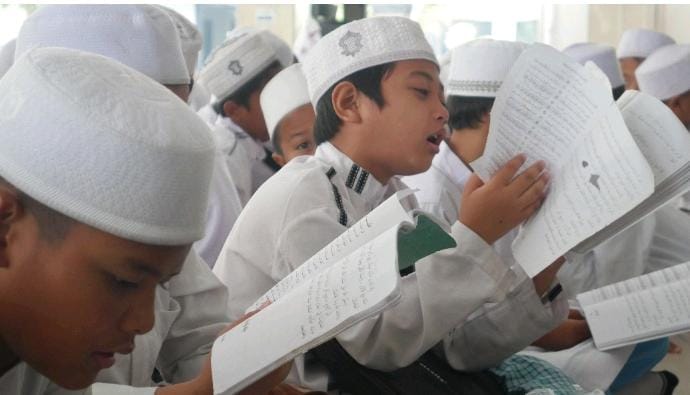 Suasana maulidan MI Al Fithrah Surabaya, para siswa diajak bershalawat untuk cinta Rasul. (Foto: Al Fithrah for TI) 