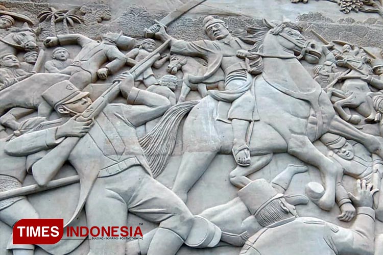 Kisah heroik pertempuran Ki Bagus Rangin melawan penjajah Belanda diabadikan dalam bentuk relief yang terpahat megah di Taman Sejarah, Majalengka. (FOTO: Hendri Firmansyah/TIMES Indonesia)
