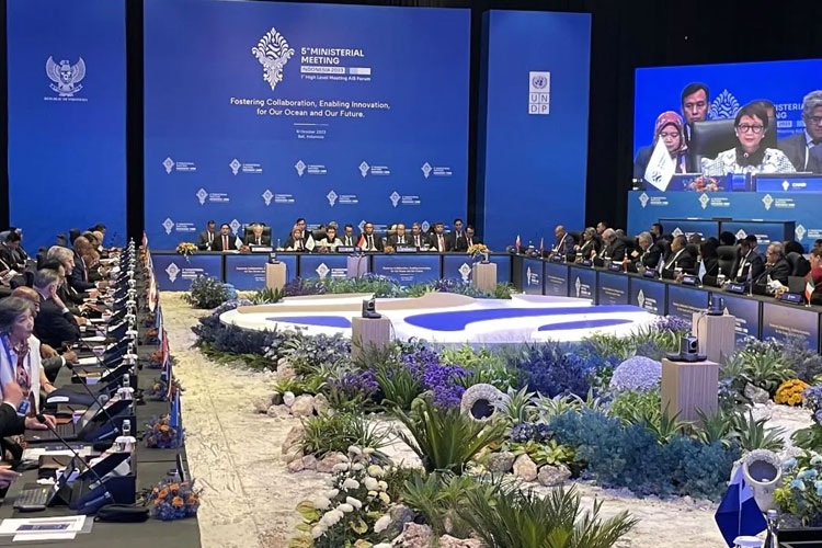 Menlu RI Retno Marsudi menyampaikan sambutan dalam Pertemuan ke-5 Tingkat Menteri AIS Forum di Nusa Dua, Bali, pada Selasa (10/10/2023). (ANTARA/Yashinta Difa)