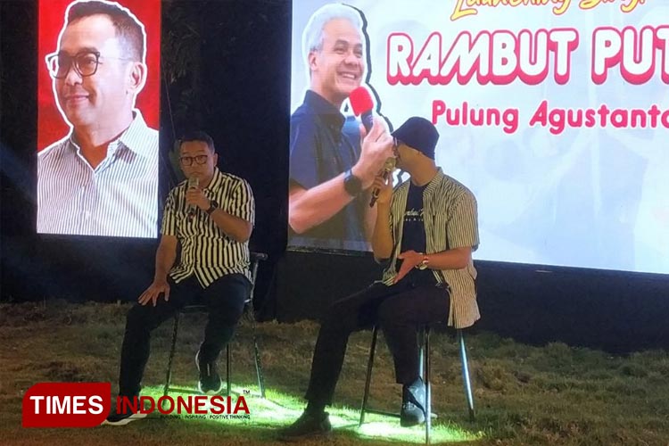 Pulung Agustanto (kiri) saat memperkenalkan lagu Rambut Putih (foto : yobby/Times Indonesia)
