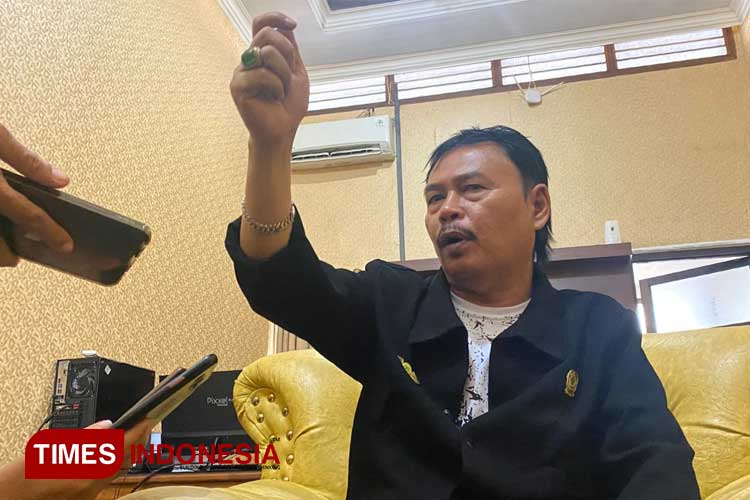 Wakil Ketua DPRD Banyuwangi, Ruliyono diruang kerja. (Dok. TIMES Indonesia)