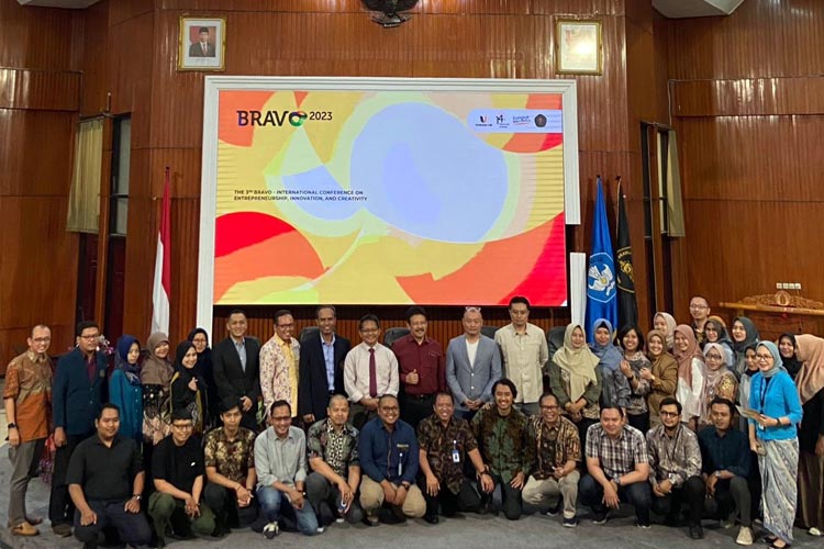 Para pemateri internasional saat berfoto bersama. (FOTO: Vokasi UB Malang)