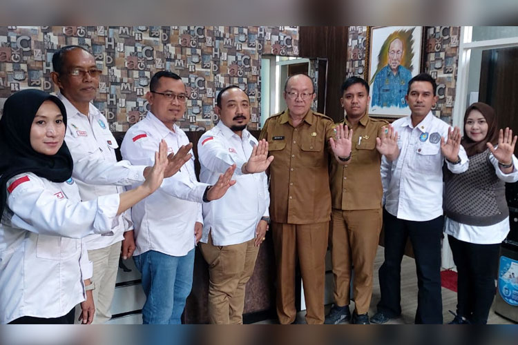 Dwi Indrotito Cahyono, Ketua GANN Malang Raya dan anggota saat foto bersama kepala dinas kesehatan Kabupaten Malang dalam rangka audiensi menjalin sinergi memberantas narkoba.(Foto: GANN Malang Raya)