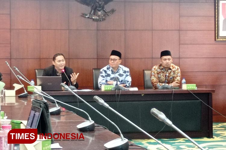 Direktur Riset LK3P UI Farhan mendetailkan hasil Survei Literasi Al-Quran melalui media sosial. (FOTO: Fahmi/TIMES Indonesia) 