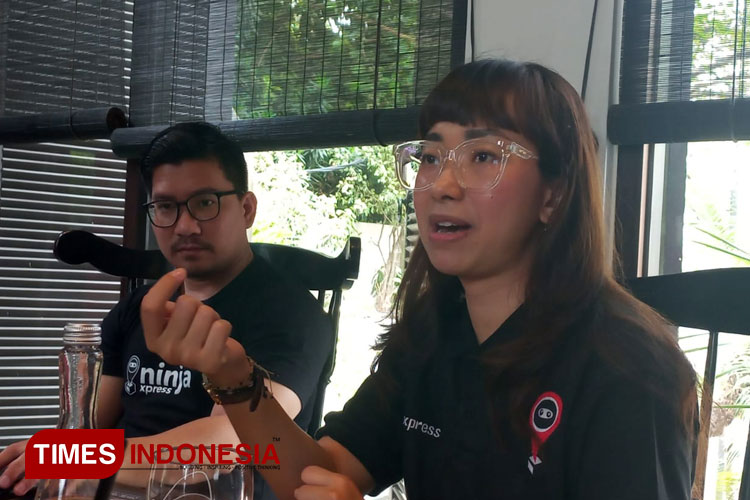 Head of PR, Ninja Xpress, Ribka Pratiwi saat memberikan penjelasan mengenai aplikasi Ninja Biz kepada wartawan di Jakarta. (FOTO: Moh Ramli/TIMES Indonesia)