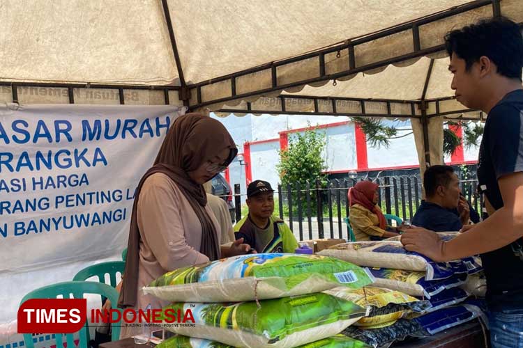 Operasi Pasar Murah yang digelar oleh Pemkab Banyuwangi di Pasar Banyuwangi. (FOTO: Fazar Dimas/TIMES Indonesia)