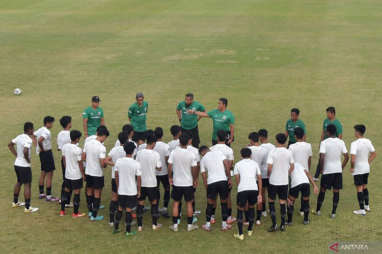 Pelatih Timnas U-17 Bima Sakti (tengah) memberikan arahan kepada sejumlah pemain saat latihan di Lapangan ABC Senayan, Jakarta, Sabtu (26/8/2023).  (ANTARA FOTO/Fakhri Hermansyah)
