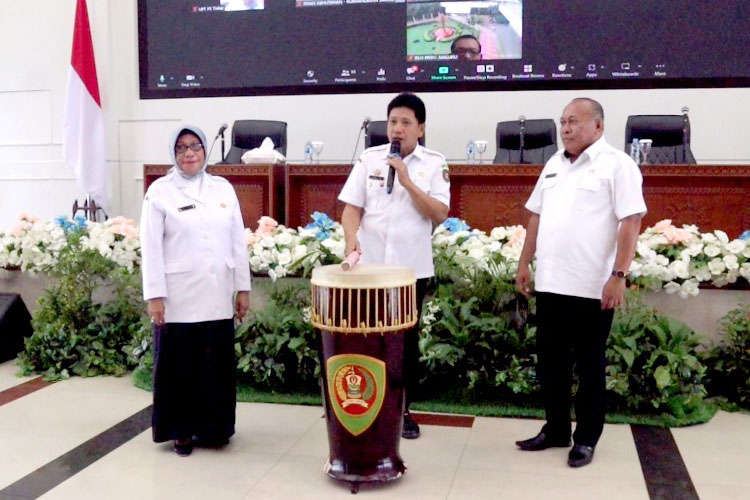 Rapat tersebut dibuka oleh Sekretaris Daerah Maluku Ir. Sadali IE, M.Si., IPU, didampingi Asisten Bidang Administrasi Umum Sekda Maluku dan Kepala Badan Kepegawaian Daerah Provinsi Maluku.(11/10/2023). (Foto:  Dinas Kominfo Provinsi Maluku) 