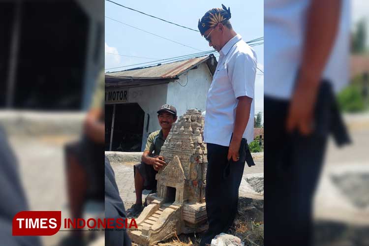 Sekdis pendidikan dan kebudayaan Sugeng S. Yoga saat melihat langsung batu temuan mirip stupa candi. (Foto: Rizky Putra Dinasti/TIMES Indonesia)