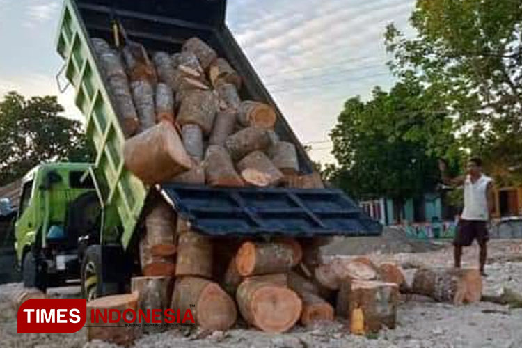 Tradisi-Mi-Maku-Rio-belah-kayu-bakar-a.jpg