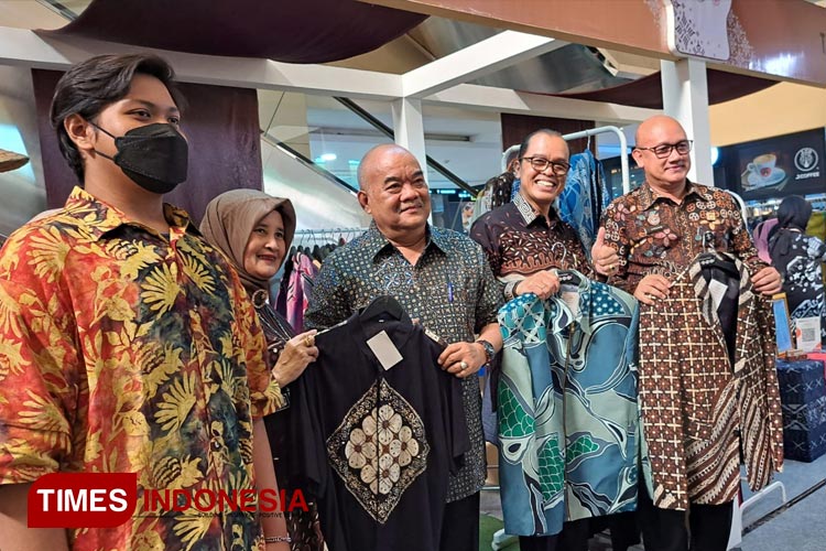 Wakil Gubernur DIY Sri Paku Alam X ketika menghadiri Expo Co-Branding 2023 di Atrium Galeria Mall. (FOTO: Olivia Rianjani/TIMES Indonesia)