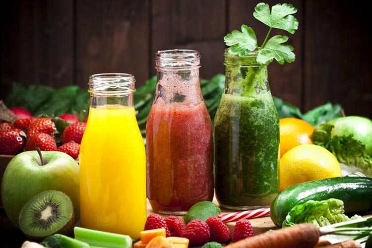 Aneka jus buah yang sehat diminum. (FOTO: Getty Images/iStockphoto/pilipphoto)