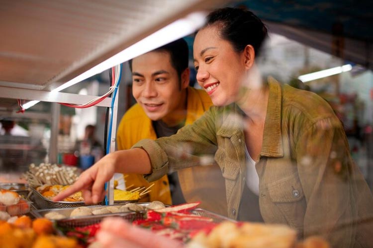 Illustration: First date at the food festival. (Photo: Freepik)