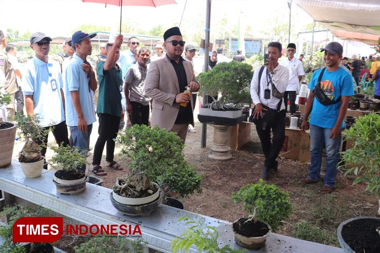 Bupati Gresik Fandi Akhmad Yani saat membuka festival tanaman hias (Foto: Akmal/TIMES Indonesia).