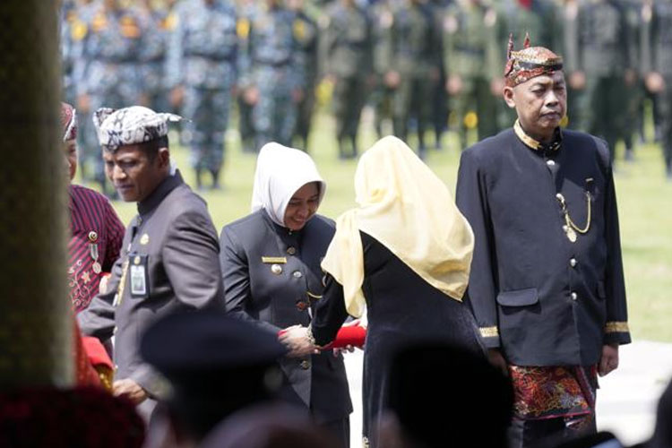 Kepala Daerah Peringkat Terbaik, Wali Kota Mojokerto Terima Lencana Jer Basuki Mawa Beya