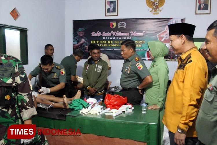 Khitan masal yang dihelat Kodim 0824/Jember di Markas Koramil 0824/13 Rambipuji. (Foto: Kodim 0824/Jember for TIMES Indonesia) 