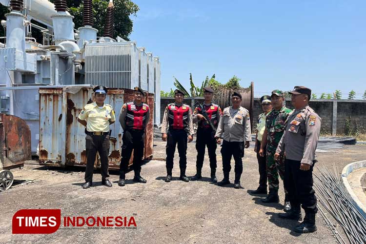 Sat Pamobvit Polresta Banyuwangi, sedang melakukan penjagaan di Gardu Induk PLN Kalipuro, guna memastikan tidak ada gangguan keamanan dalam pasokan listrik KTT AIS di Bali. (Foto: Syamsul Arifin/TIMES Indonesia)