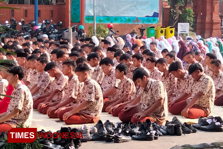 Ratusan Siswa Kota Mojokerto Sholat Meminta Hujan - TIMES Indonesia