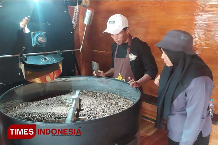 Proses pengolahan kopi Bondowoso pasca panen di unit pengolahan hasil (UPH) kopi di Desa Sukorejo Kecamatan Ijen (FOTO: Moh Bahri/TIMES Indonesia)