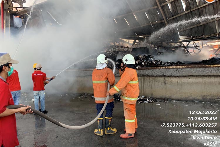 Tim PMK pada saat berjibaku memadamkan api PT Sun Paper Source Desa Sukoanyar, Kecamatan Ngoro, Kabupaten Mojokerto, Kamis (12/10/2023) (FOTO: Dok. BPBD Kabupaten Mojokerto)