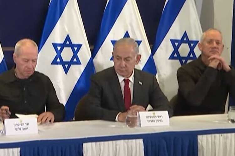 Dari kiri, Menteri Pertahanan Yoav Gallant, Perdana Menteri Benjamin Netanyahu, ketua Persatuan Nasional, Benny Gantz pada konferensi pers pada 11 Oktober 2023 saat mengumumkan pemerintahan darurat nasional Israel. (FOTO: Times of Israel)
