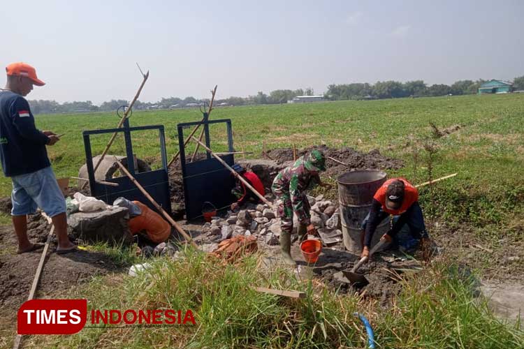 Babinsa Koramil 03/Tembelang Perbaiki Saluran Irigasi Bersama Warga. (Foto: Pendim Jombang for Times Indonesia)